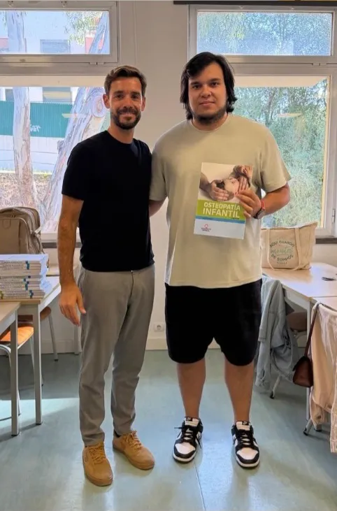 Dr. João Bessa com um docente, no fim da pós-graduação em Osteopatia Pediátrica